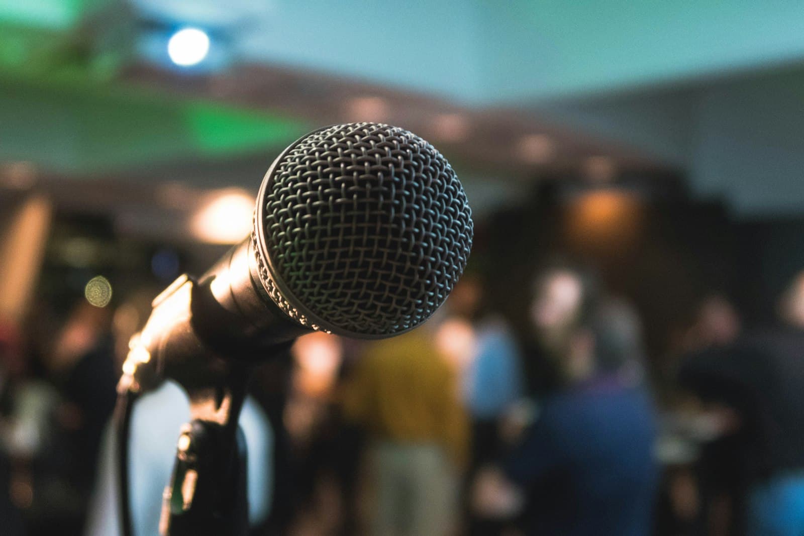 A microphone in front of a blurred audience
